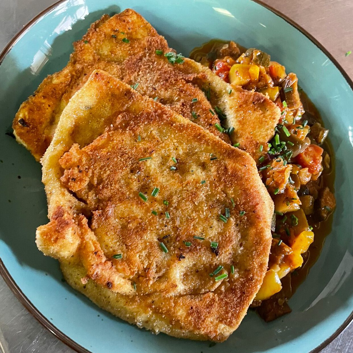 vegetarisches Schnitzel auf Ratatouille Gemüse