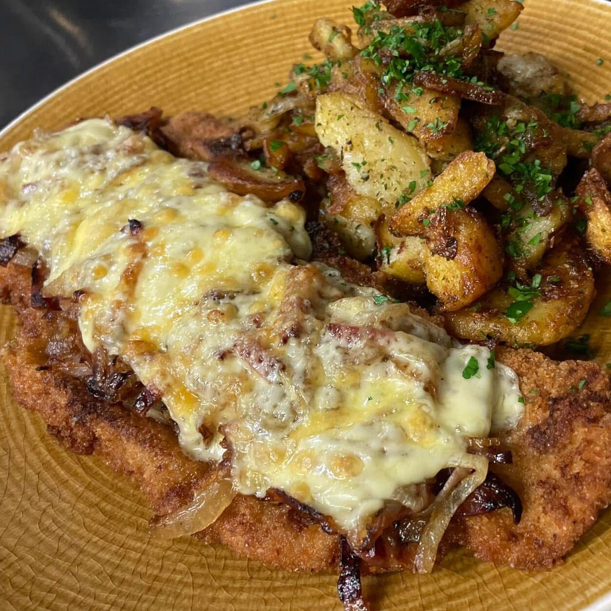Stellwerkschnitzel mit Bratkartoffeln und frischer Petersilie