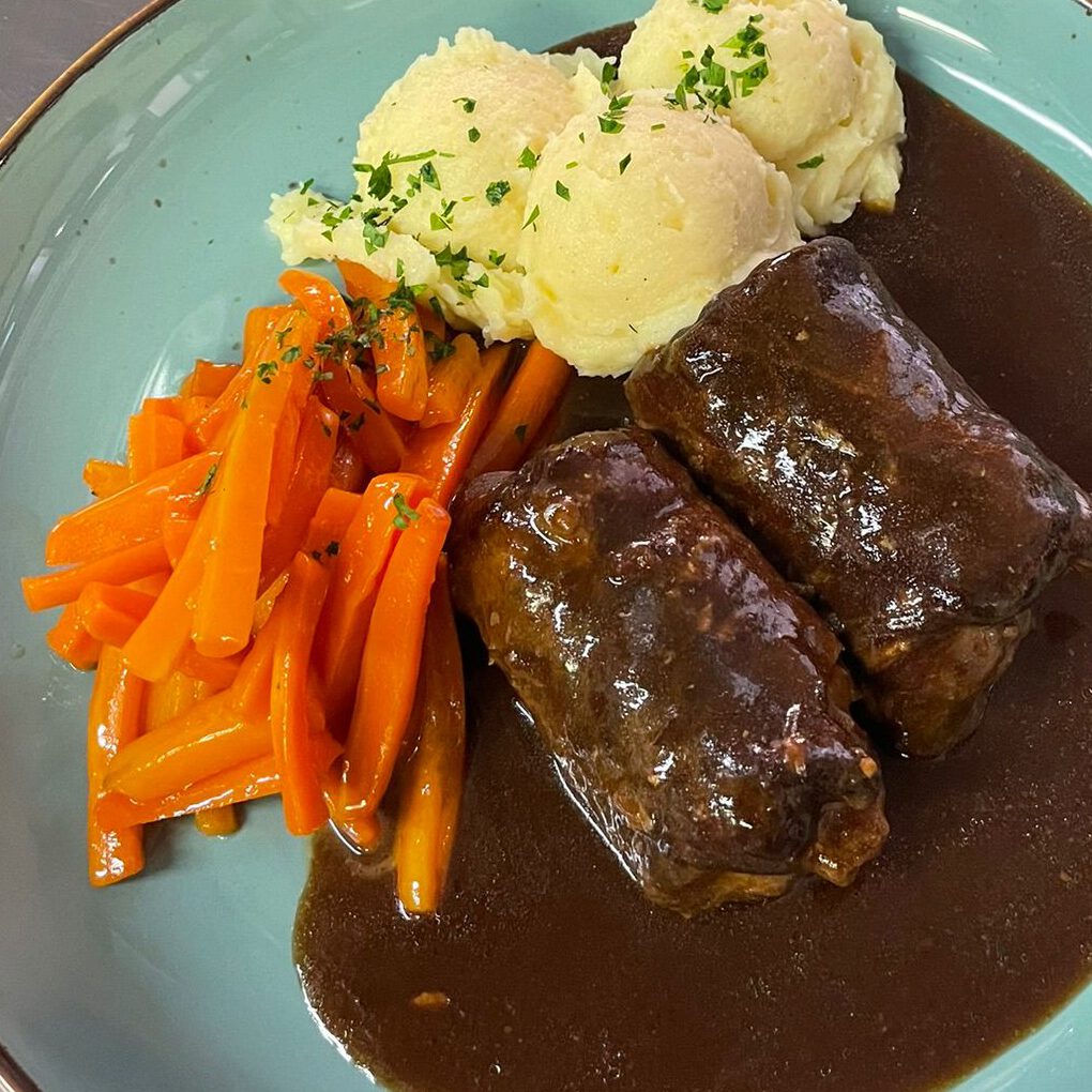 Rinderroulade mit Kartoffelbrei und gedünsteten Karottensticks